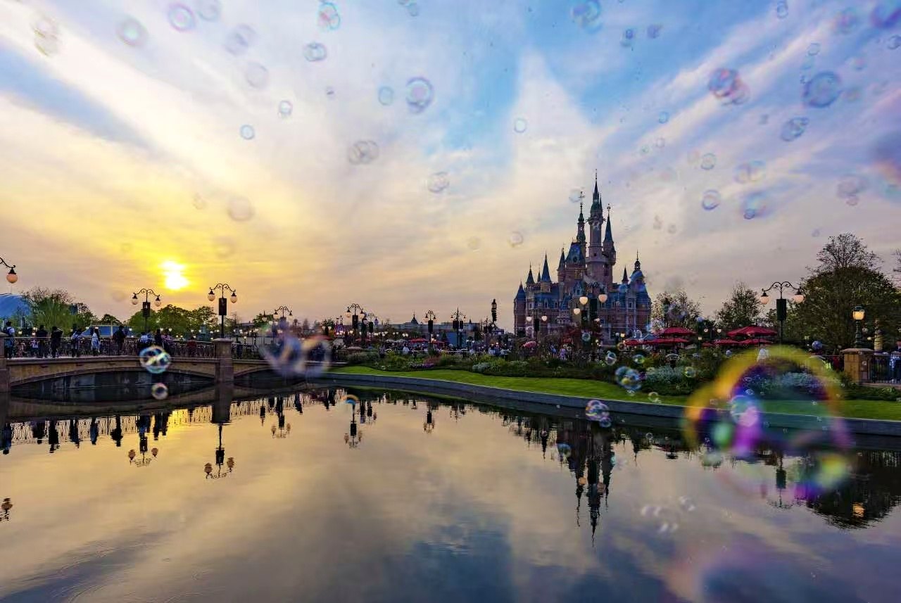 Families near the lake at Shanghai Disney Resort